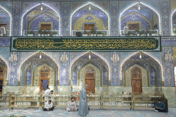 تقرير مصور/ الصحن الشريف في العتبة العباسية المقدسة ينشر لافتات احتفائية بذكرى ولادة السيدة زينب (ع)