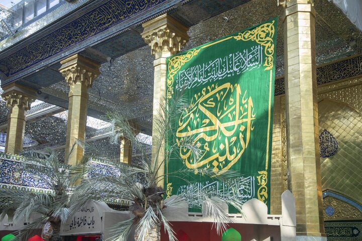 تقرير مصور/ الصحن الشريف في العتبة العباسية المقدسة ينشر لافتات احتفائية بذكرى ولادة السيدة زينب (ع)