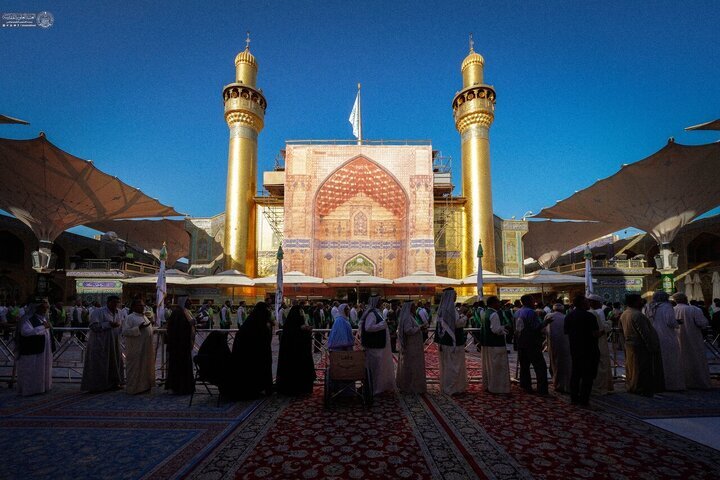 تصویری رپورٹ: نجف: حضرت زینب(س) کی ولادت باسعادت کی مناسبت سے حرم امام حسین(ع) پھولوں اور روشنیوں سے منور