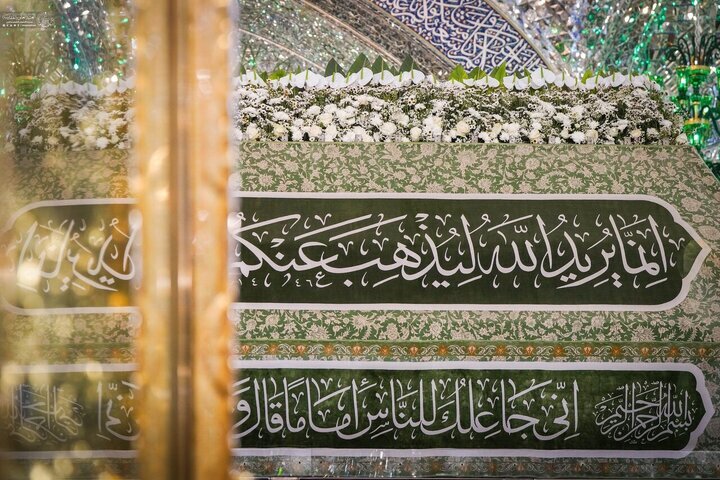 تصویری رپورٹ: نجف: حضرت زینب(س) کی ولادت باسعادت کی مناسبت سے حرم امام حسین(ع) پھولوں اور روشنیوں سے منور