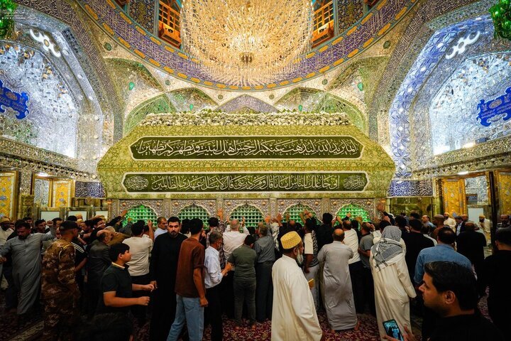 تصویری رپورٹ: نجف: حضرت زینب(س) کی ولادت باسعادت کی مناسبت سے حرم امام حسین(ع) پھولوں اور روشنیوں سے منور