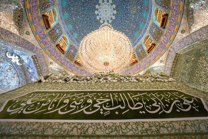 تصویری رپورٹ: نجف: حضرت زینب(س) کی ولادت باسعادت کی مناسبت سے حرم امام حسین(ع) پھولوں اور روشنیوں سے منور
