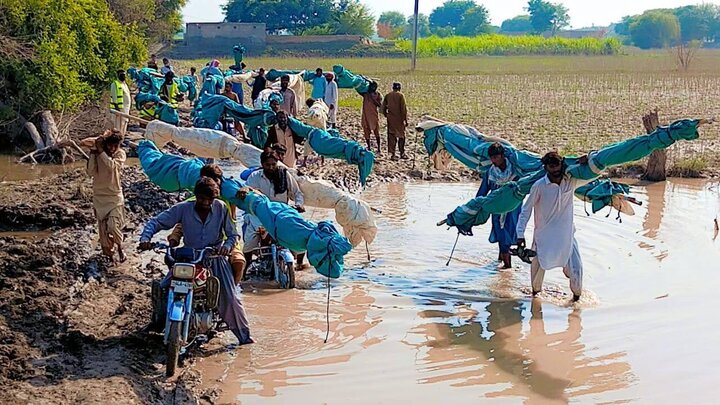 کمک‌رسانی جوانان شیعه به سیل‌زدگان در جلال‌پور پیروالا پاکستان