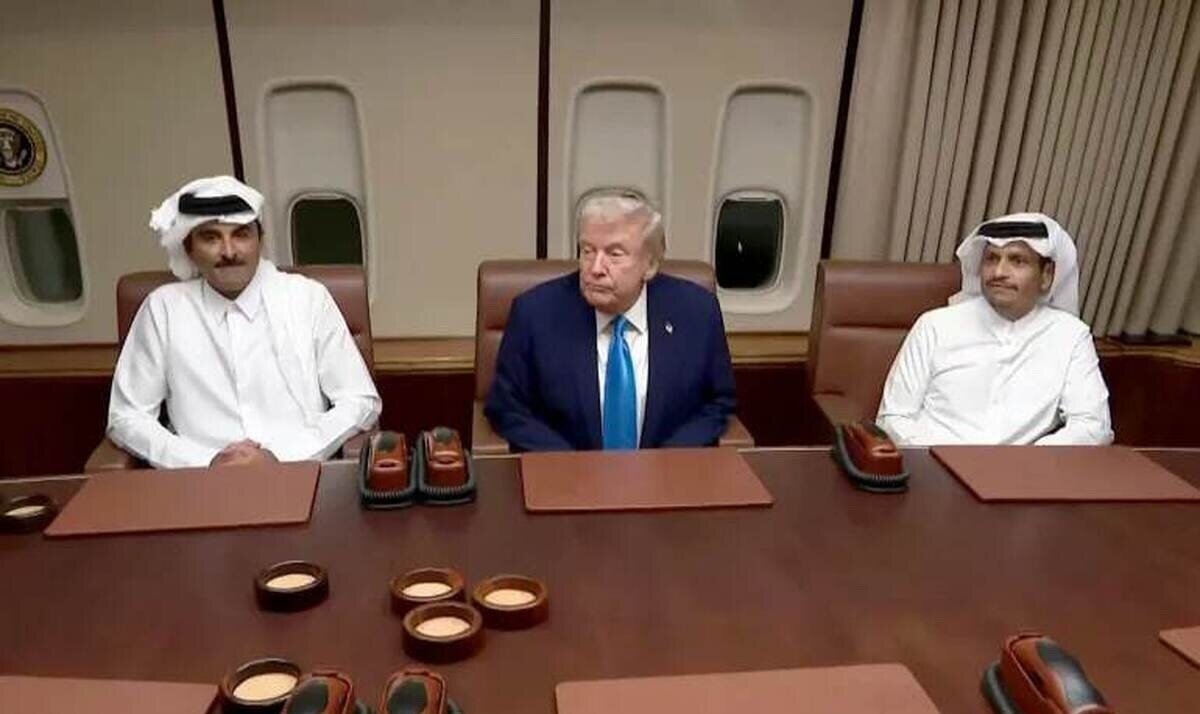 ترامپ، امیر قطر را در داخل هواپیما به حضور پذیرفت! + ویدیو