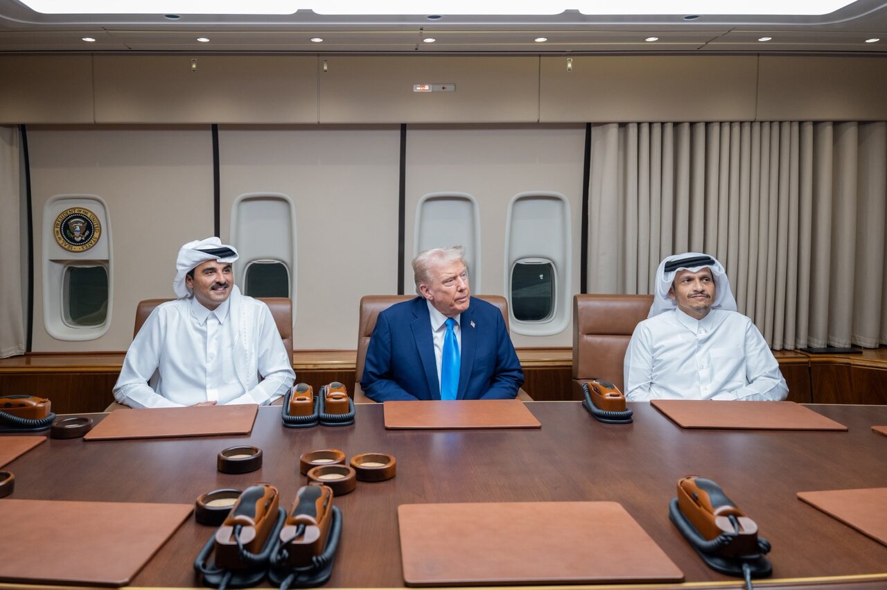 خلافا للبروتوكولات المعهودة.. ترامب يرفض النزول وأمير قطر يلتقيه في الطائرة الرئاسية الأميركية