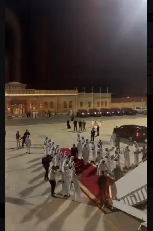 خلافا للبروتوكولات المعهودة.. ترامب يرفض النزول وأمير قطر يلتقيه في الطائرة الرئاسية الأميركية