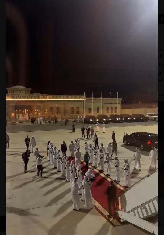 خلافا للبروتوكولات المعهودة.. ترامب يرفض النزول وأمير قطر يلتقيه في الطائرة الرئاسية الأميركية