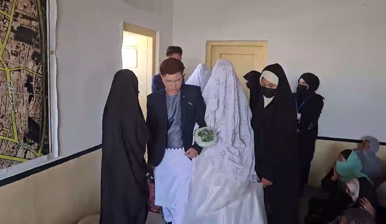 ویدیو | مراسم ازدواج دسته جمعی ۱۴ زوج شیعه در شهرستان قره‌باغ افغانستان