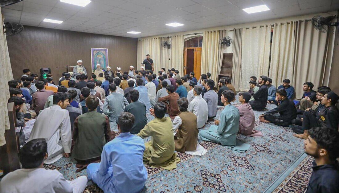 عکس خبری | اهدای پرچم حرم امام حسین(ع) به دانشگاه الکوثر اسلامآباد به عنوان نماد وحدت