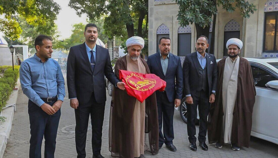 عکس خبری | اهدای پرچم حرم امام حسین(ع) به دانشگاه الکوثر اسلامآباد به عنوان نماد وحدت