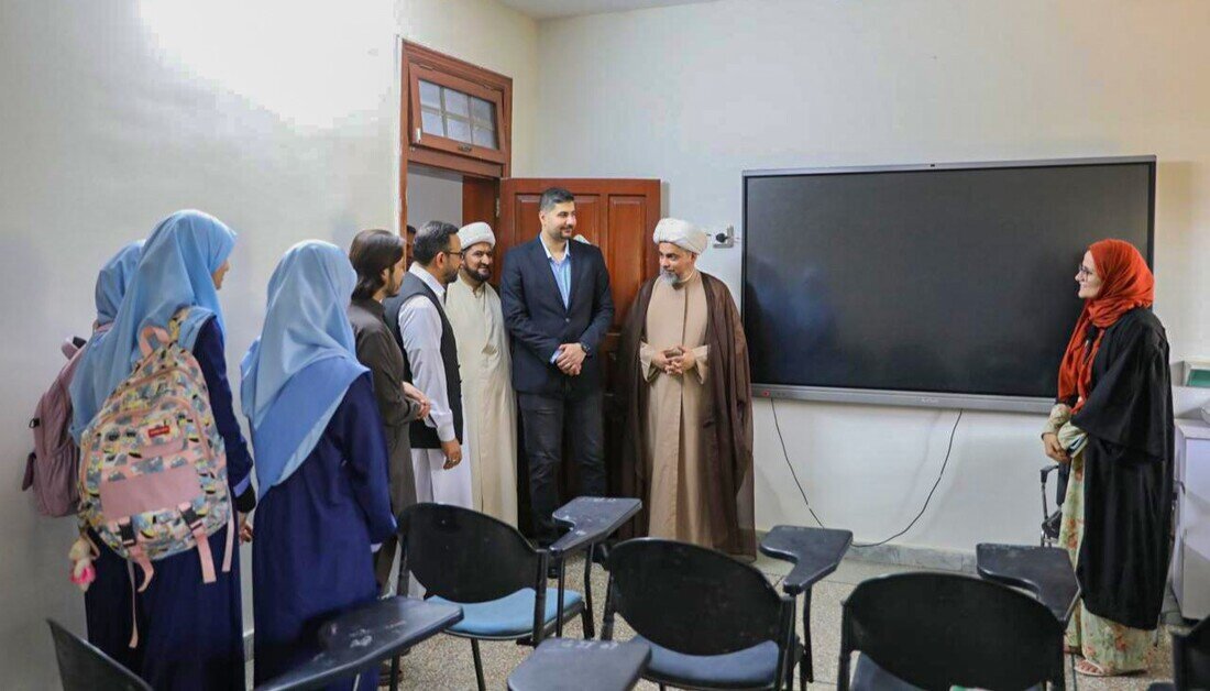 عکس خبری | اهدای پرچم حرم امام حسین(ع) به دانشگاه الکوثر اسلامآباد به عنوان نماد وحدت