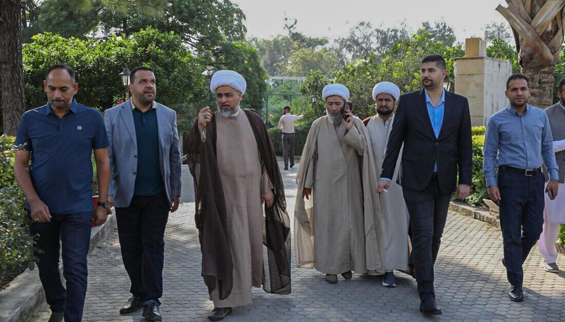 عکس خبری | اهدای پرچم حرم امام حسین(ع) به دانشگاه الکوثر اسلامآباد به عنوان نماد وحدت