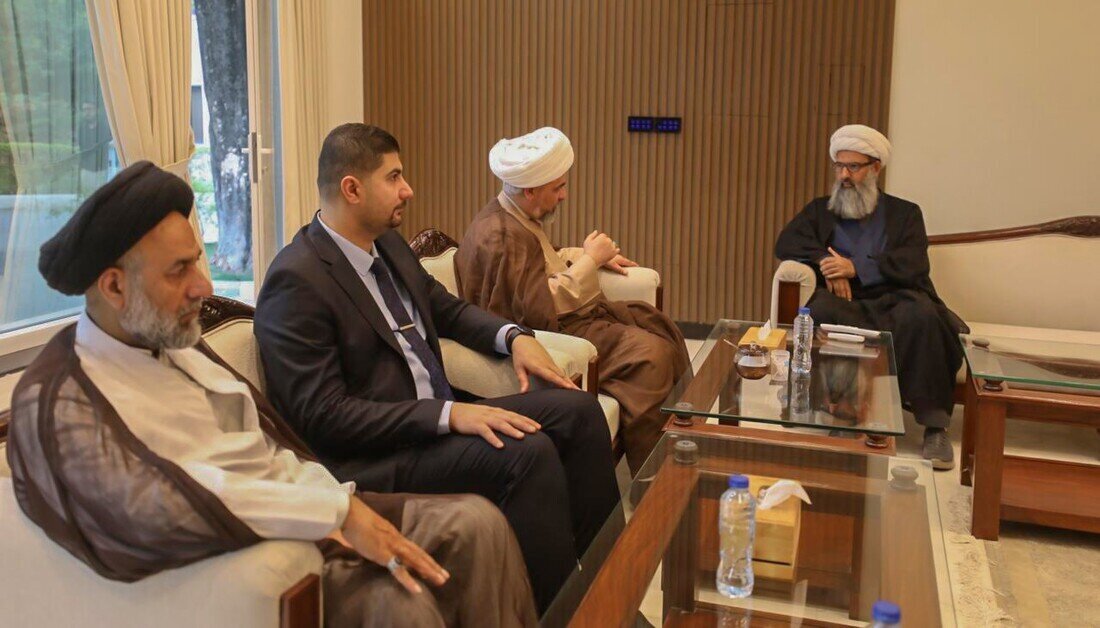 عکس خبری | اهدای پرچم حرم امام حسین(ع) به دانشگاه الکوثر اسلامآباد به عنوان نماد وحدت