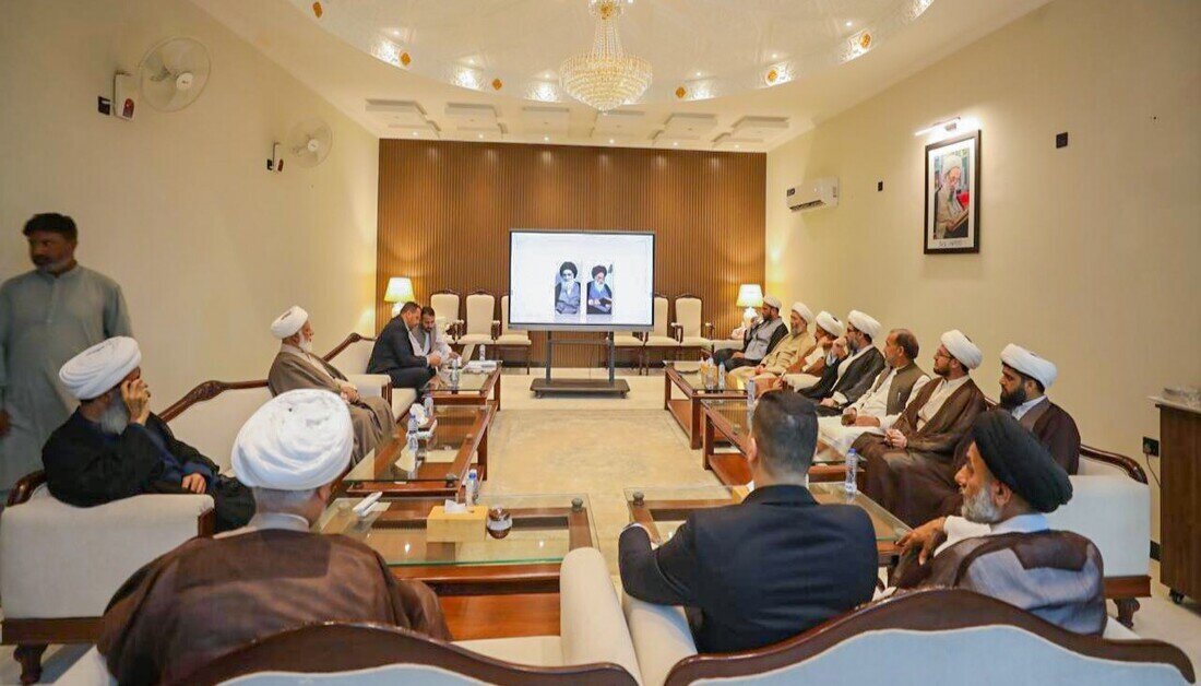 عکس خبری | اهدای پرچم حرم امام حسین(ع) به دانشگاه الکوثر اسلامآباد به عنوان نماد وحدت