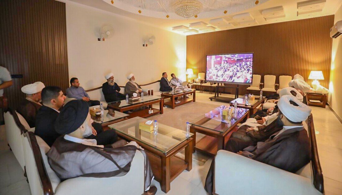 عکس خبری | اهدای پرچم حرم امام حسین(ع) به دانشگاه الکوثر اسلام‌آباد به عنوان نماد وحدت