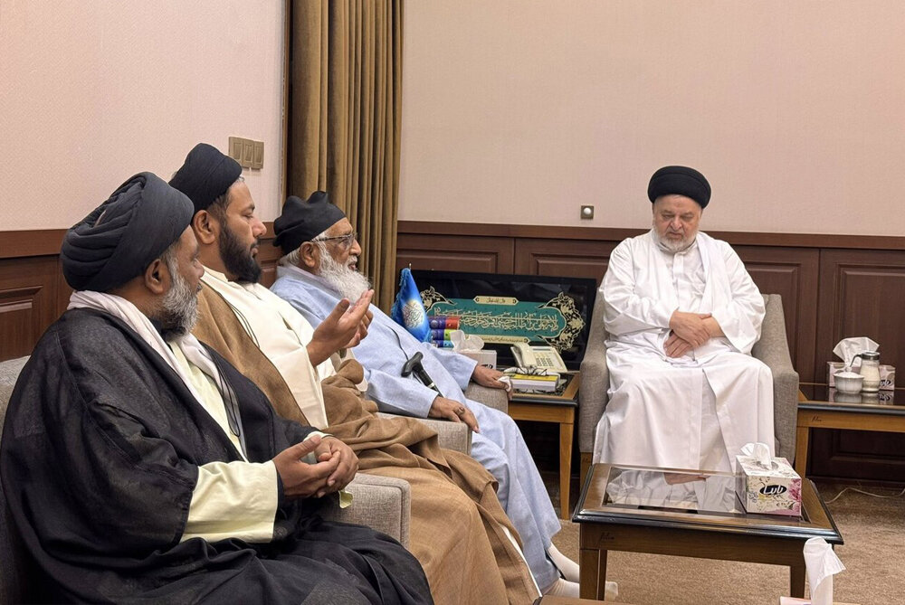 عکس خبری | دیدار رئیس مدارس شیعه پاکستان با نماینده آیتالله سیستانی در قم