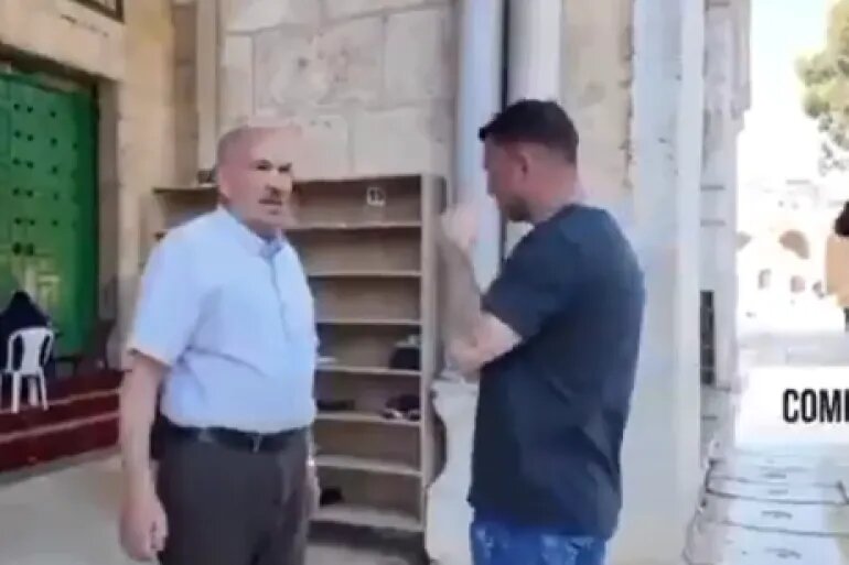 فيديو |  حارس في المسجد الأقصى يمنع الناشط البريطاني تومي روبنسون من دخول المصلى القبلي