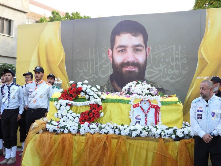 تقرير مصور/ مشاركة جماهيرية في تشييع احد مجاهدي على طريق القدس في بلدة القليلة اللبنانية