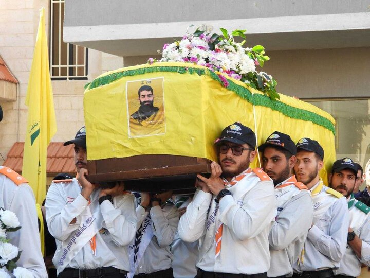 تقرير مصور/ مشاركة جماهيرية في تشييع احد مجاهدي على طريق القدس في بلدة القليلة اللبنانية