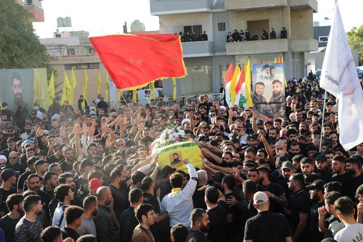 تقرير مصور/ مشاركة جماهيرية في تشييع احد مجاهدي على طريق القدس في بلدة القليلة اللبنانية