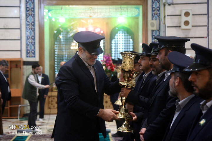 گل‌آرایی ضریح مطهر بانوی کرامت در روز میلاد حضرت زینب (س)