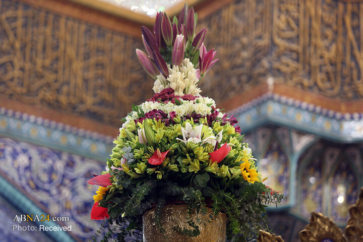 گل‌آرایی ضریح مطهر بانوی کرامت در روز میلاد حضرت زینب (س)