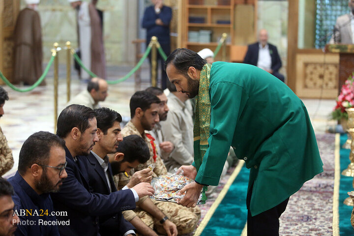 گل‌آرایی ضریح مطهر بانوی کرامت در روز میلاد حضرت زینب (س)