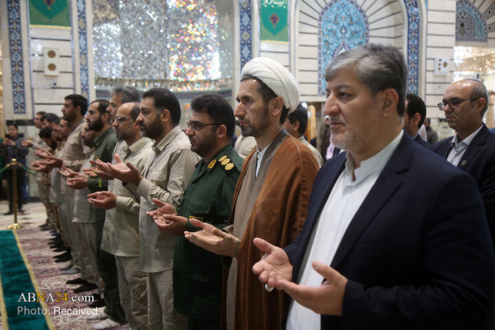 گل‌آرایی ضریح مطهر بانوی کرامت در روز میلاد حضرت زینب (س)