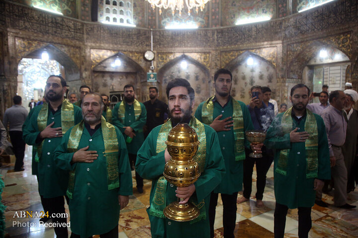 گل‌آرایی ضریح مطهر بانوی کرامت در روز میلاد حضرت زینب (س)