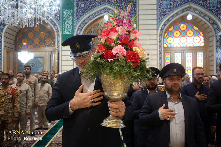 گل‌آرایی ضریح مطهر بانوی کرامت در روز میلاد حضرت زینب (س)