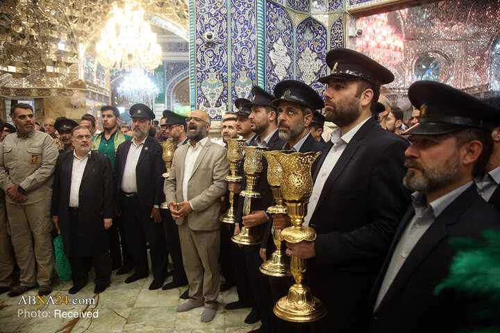 گل‌آرایی ضریح مطهر بانوی کرامت در روز میلاد حضرت زینب (س)