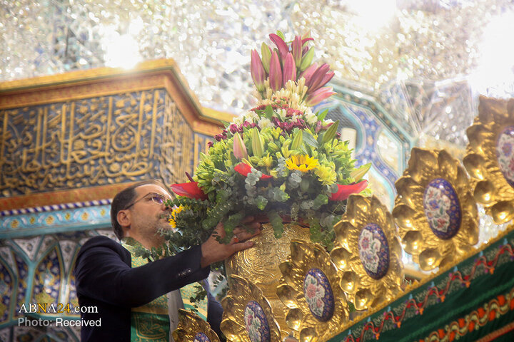 گل‌آرایی ضریح مطهر بانوی کرامت در روز میلاد حضرت زینب (س)