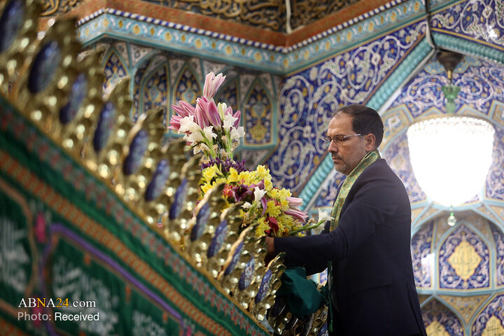 گل‌آرایی ضریح مطهر بانوی کرامت در روز میلاد حضرت زینب (س)