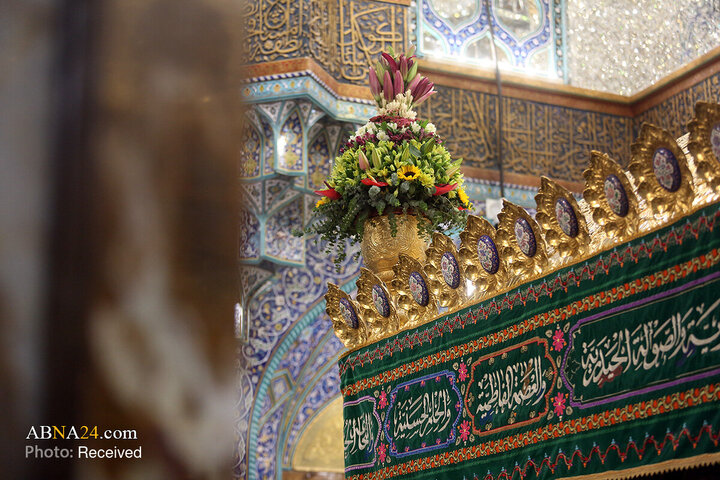گل‌آرایی ضریح مطهر بانوی کرامت در روز میلاد حضرت زینب (س)