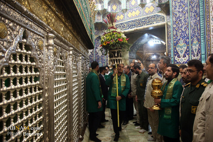 گلآرایی ضریح مطهر بانوی کرامت در روز میلاد حضرت زینب (س)