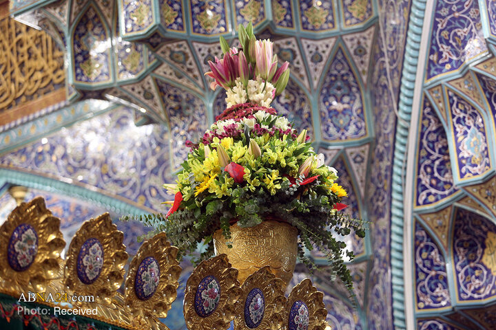 گل‌آرایی ضریح مطهر بانوی کرامت در روز میلاد حضرت زینب (س)