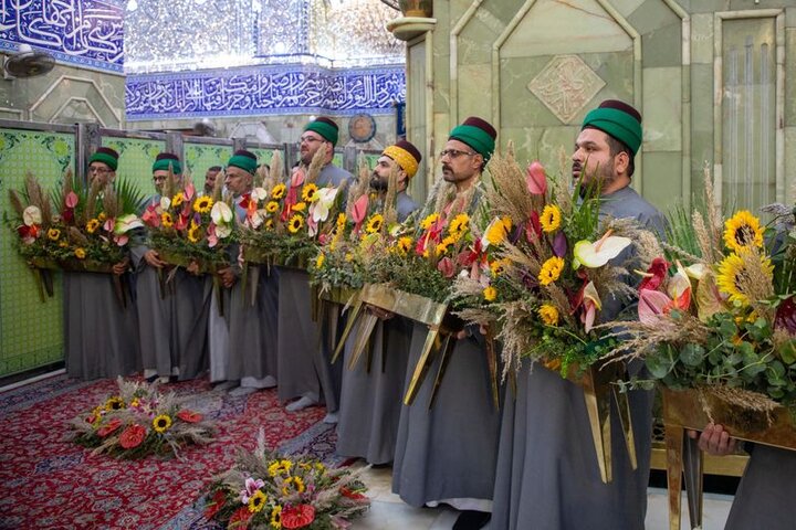 تقرير مصور/ نشر أكاليل الزهور في مرقد أبي الفضل العباس (عليه السلام) بذكرى ولادة السيدة زينب (عليها السلام)