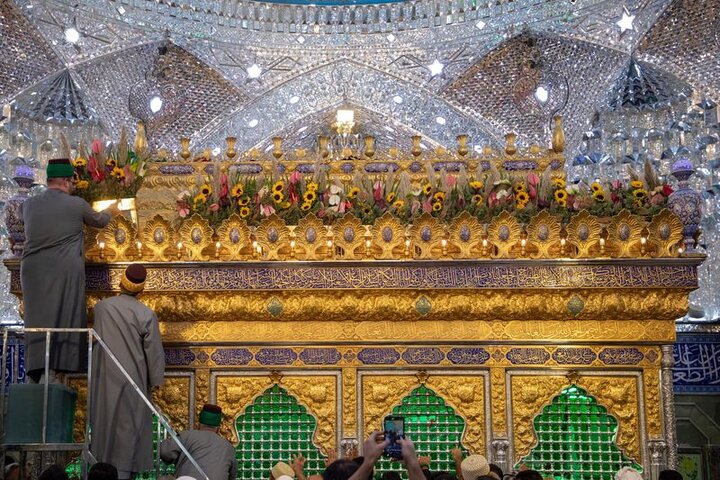 تقرير مصور/ نشر أكاليل الزهور في مرقد أبي الفضل العباس (عليه السلام) بذكرى ولادة السيدة زينب (عليها السلام)