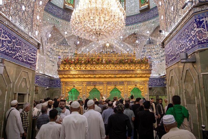 تقرير مصور/ نشر أكاليل الزهور في مرقد أبي الفضل العباس (عليه السلام) بذكرى ولادة السيدة زينب (عليها السلام)