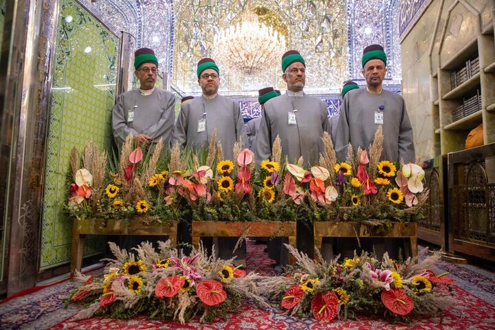 تقرير مصور/ نشر أكاليل الزهور في مرقد أبي الفضل العباس (عليه السلام) بذكرى ولادة السيدة زينب (عليها السلام)