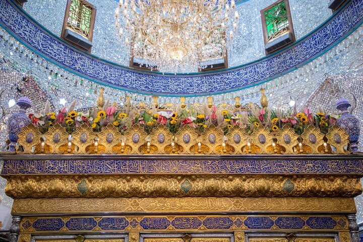 تقرير مصور/ نشر أكاليل الزهور في مرقد أبي الفضل العباس (عليه السلام) بذكرى ولادة السيدة زينب (عليها السلام)