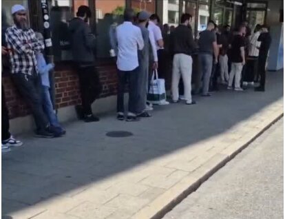 ویدیو | صف مردم سوئد برای اقامۀ نماز در مسجد