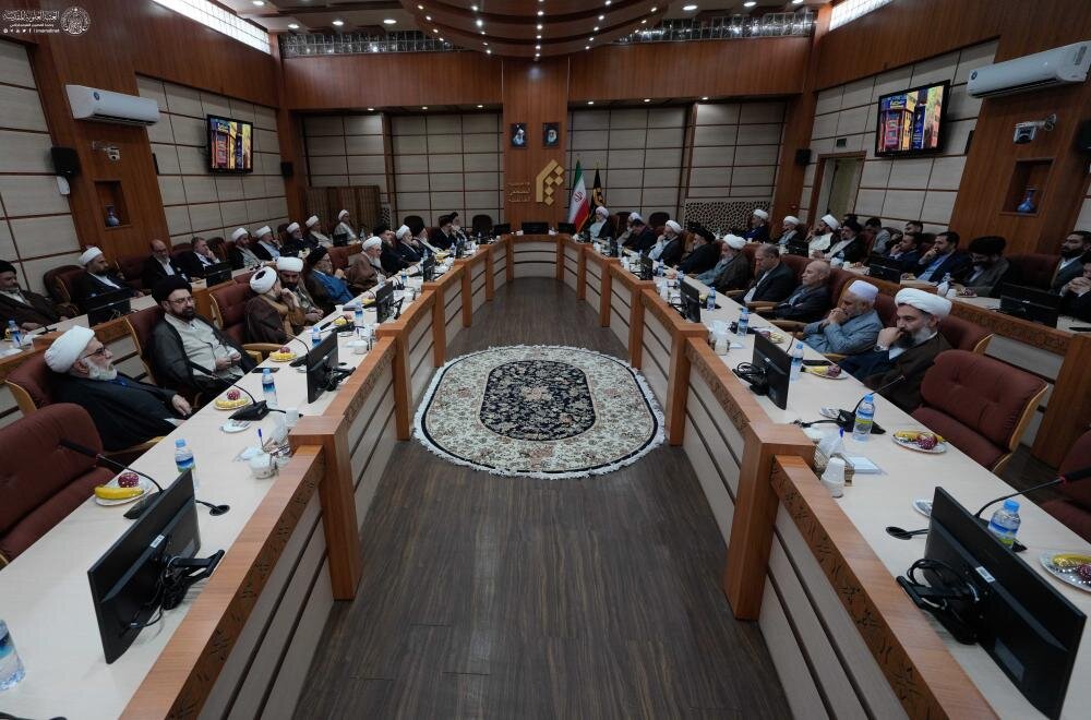 وفد العتبة العلويّة المقدّسة يلتقي بعلماء الحوزة العلمية في قم المقدّسة + صور