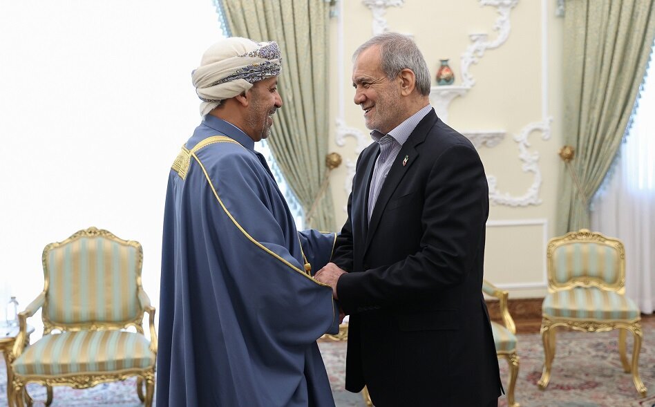 Iran na Oman zimekuwa zikisaidiana daima katika nyakati za mivutano ya eneo Iran na Oman zimekuwa zikisaidiana daima katika nyakati za mivutano ya eneo