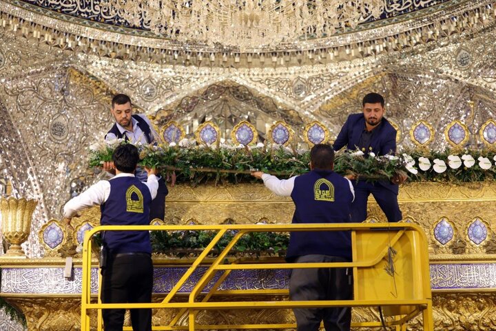 تقرير مصور/ إستعداداً لمولد السيدة "زينب" (ع).. مرقد مسلم بن عقيل عليه السلام يتزين بالورود