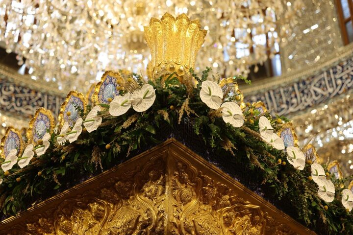 تقرير مصور/ إستعداداً لمولد السيدة "زينب" (ع).. مرقد مسلم بن عقيل عليه السلام يتزين بالورود