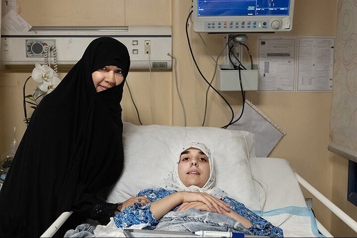 عیادت دختر شهید سلامی از دختر دانشمند شهید هاشمی‌تبار