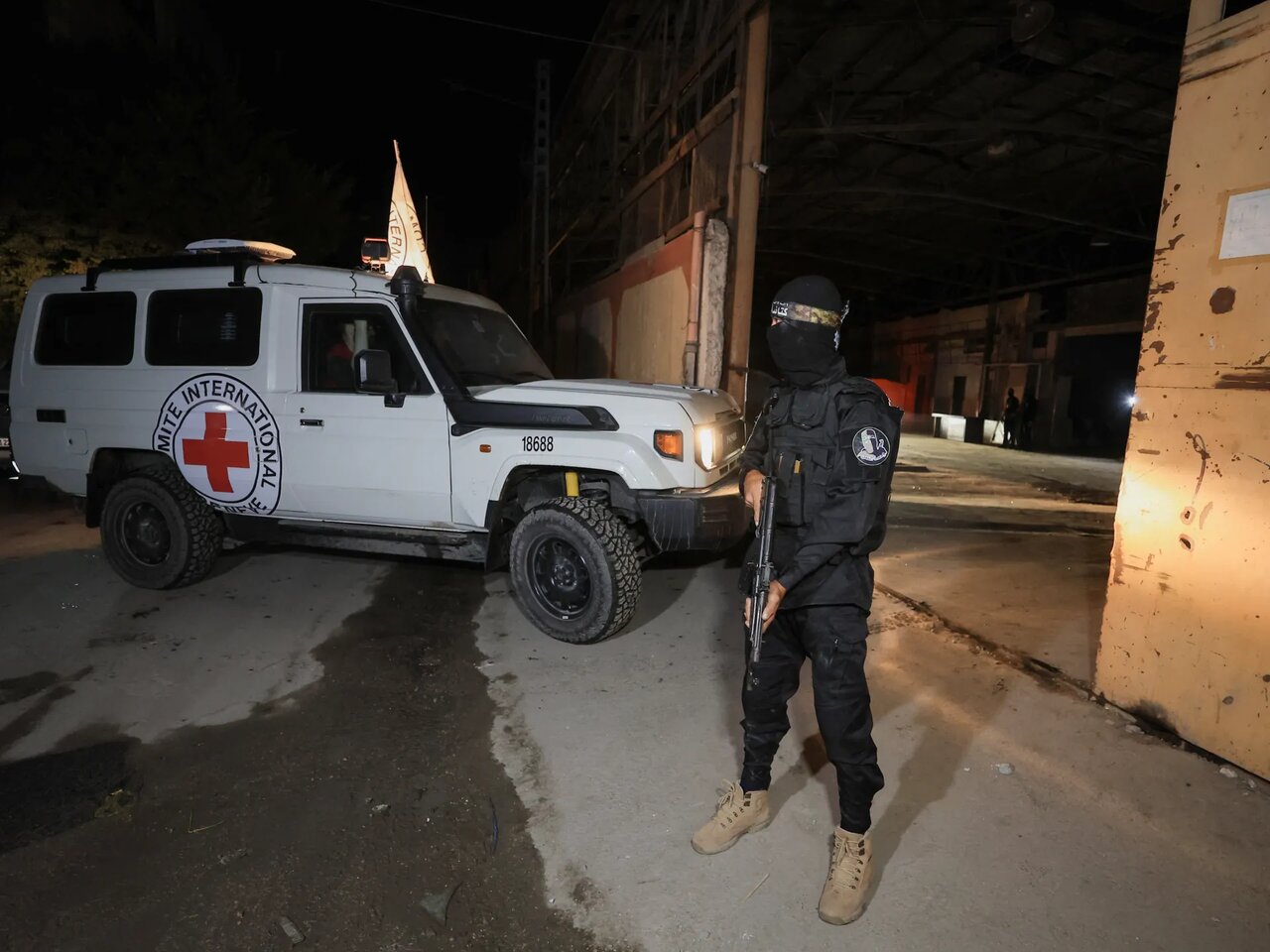 فیديو |  كتائب القسام تُسلّم جثة أسير إسرائيلي للصليب الأحمر، في غزة، ضمن صفقة التبادل