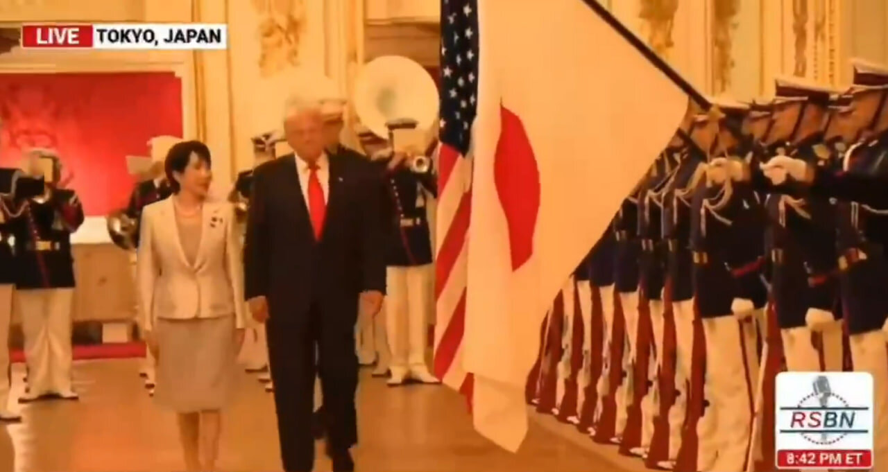 فيديو | هكذا فعل ترامب كالضائع في مراسم استقباله في اليابان