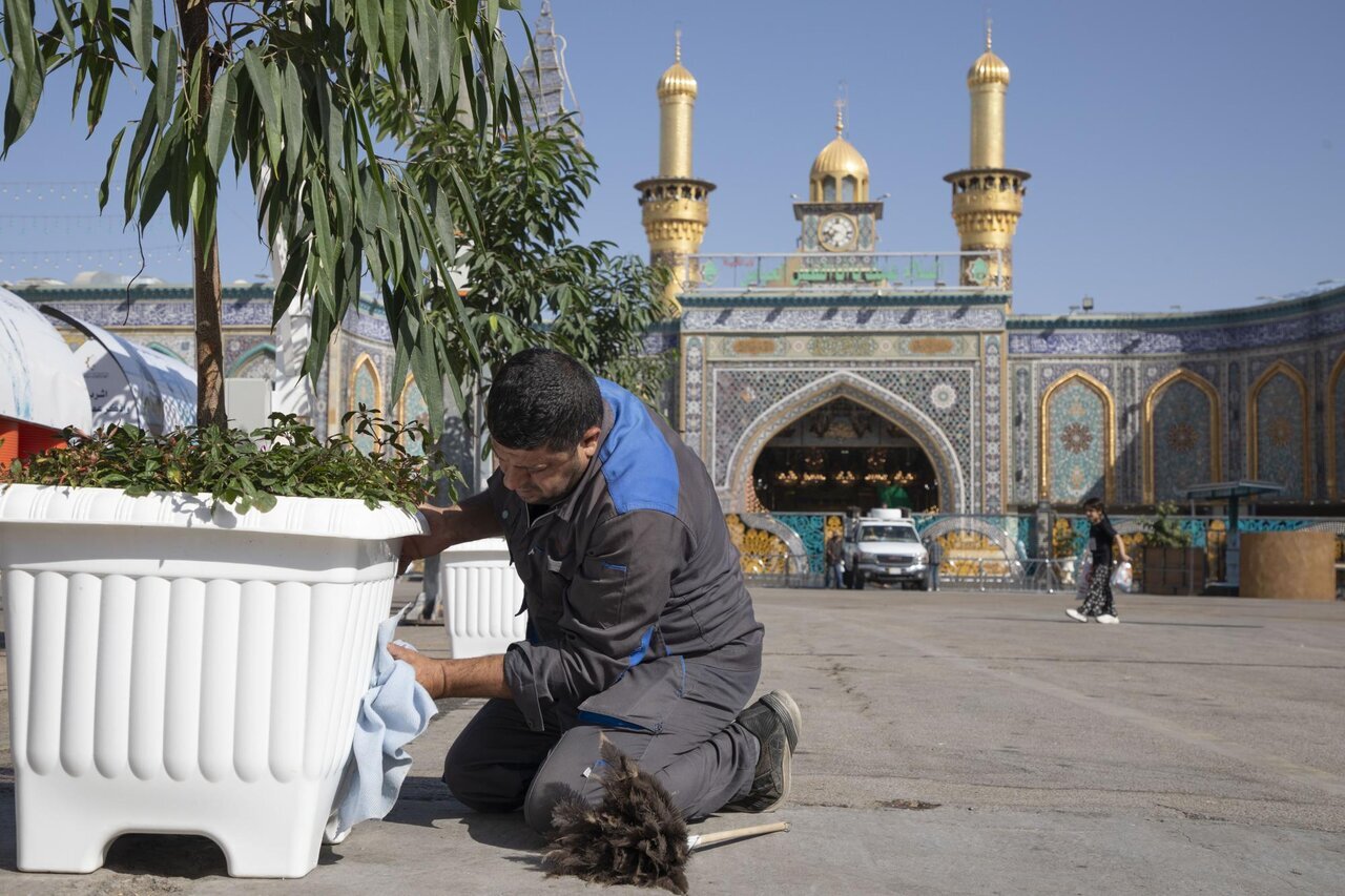 العتبة العباسية المقدسة تنشر أشجار الزينة والزهور احتفالاً بذكرى مولد السيدة زينب (س)